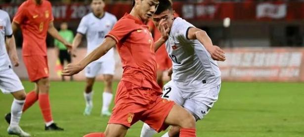 球员状态逐渐提高，足球比赛赛场聚焦