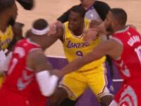 1xBit体育官方入口-比赛中出现激烈身体碰撞，场面失控