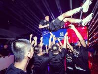 队员们兢兢业业，为胜利而拼搏