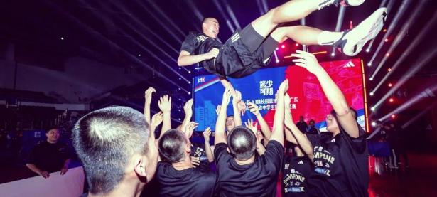 队员们兢兢业业，为胜利而拼搏