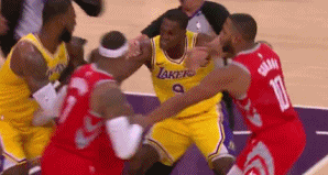 比赛中出现激烈身体碰撞,场面失控 比赛中出现激烈身体碰撞,场面失控