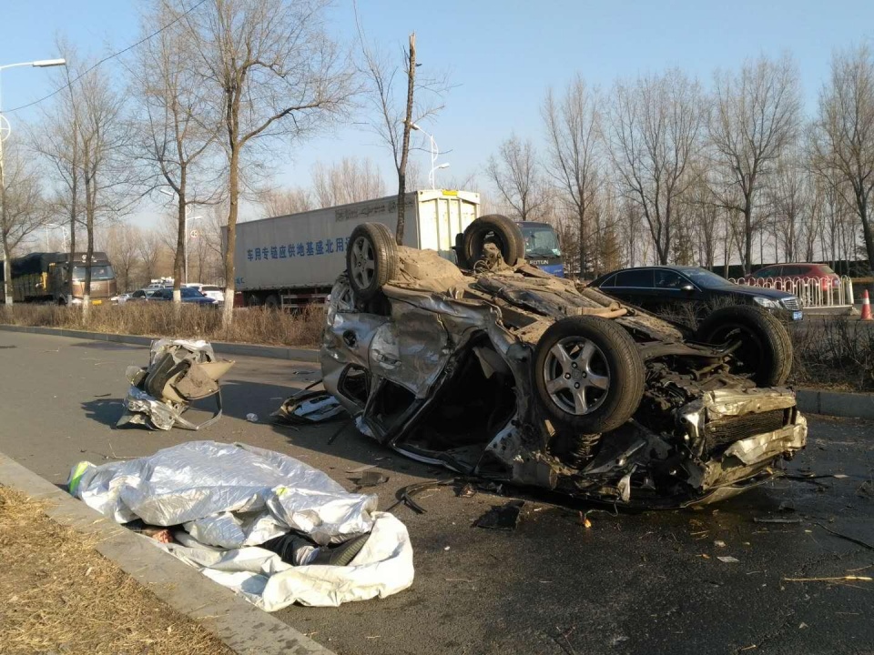 比赛中出现激烈身体碰撞,场面失控 比赛中出现激烈身体碰撞,场面失控