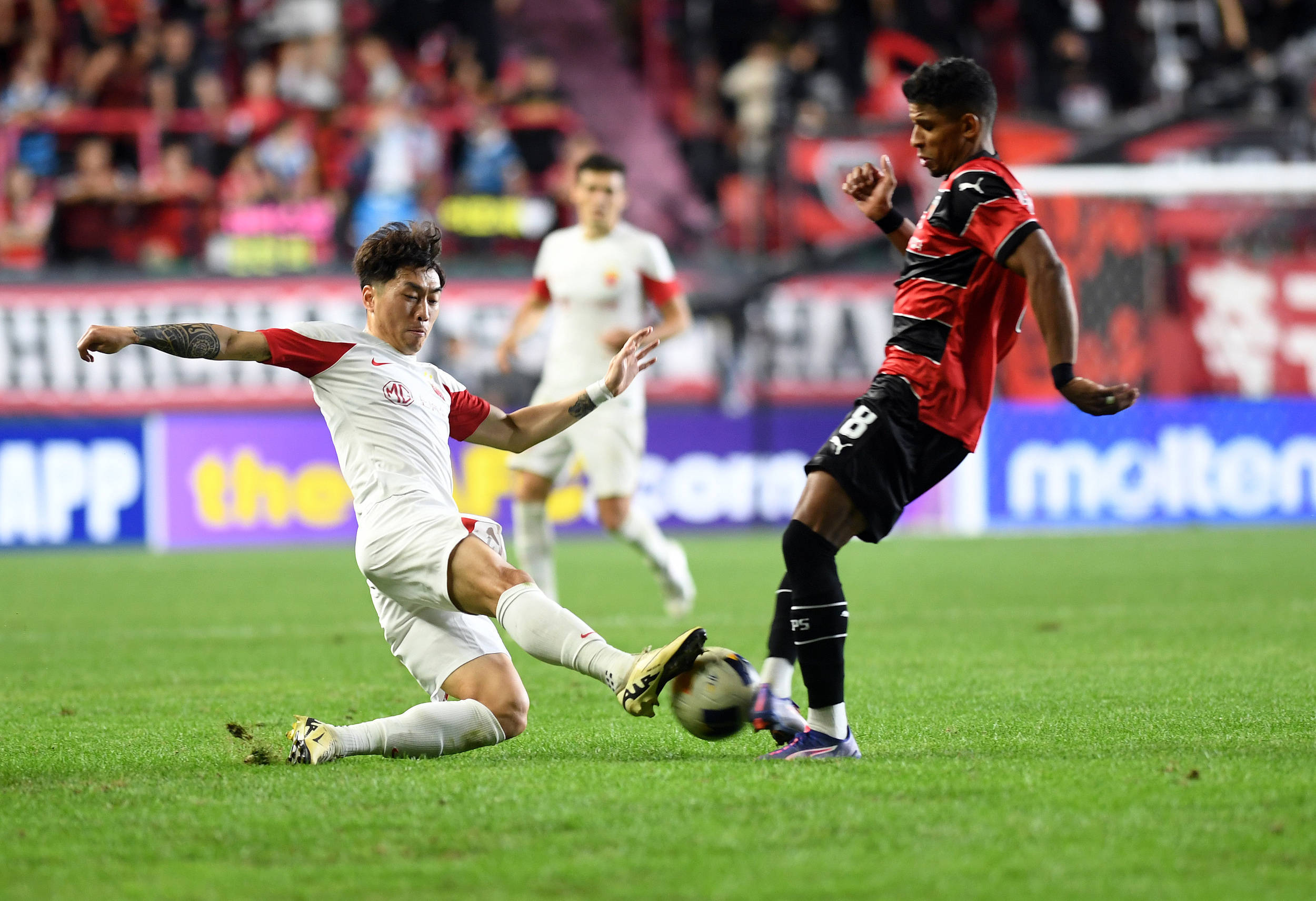 球员们努力拼搏,中超比赛精彩纷呈 球员们努力拼搏,中超比赛精彩纷呈