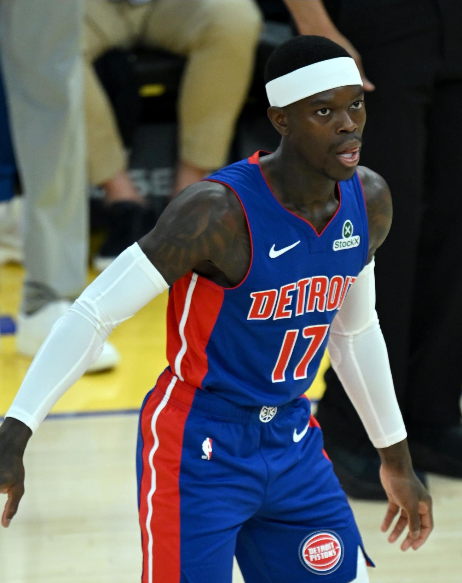 活塞客场击败黄蜂，逆转取胜