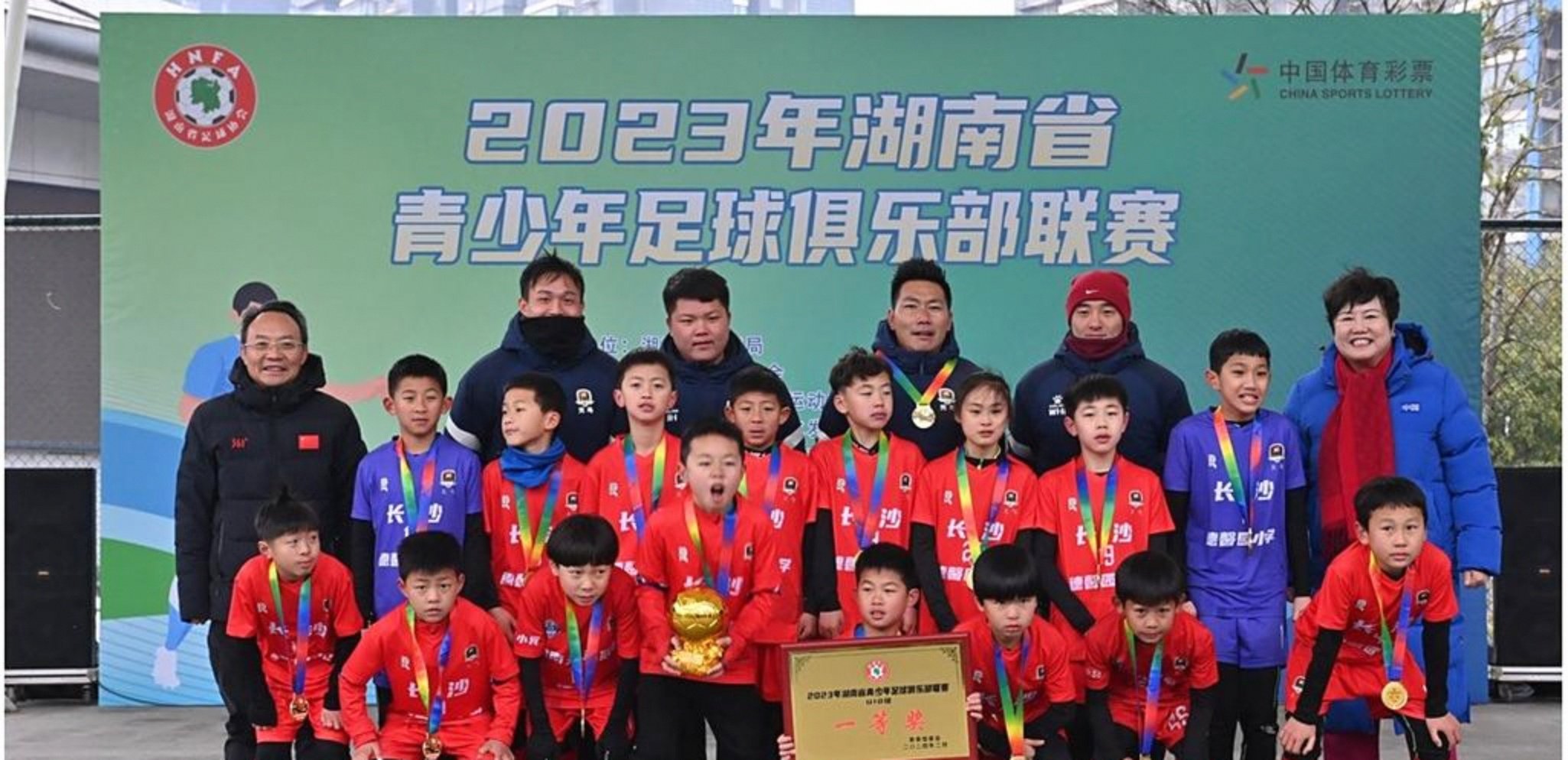 包含强劲锋线引领球队获胜，斩取对手晋级的词条