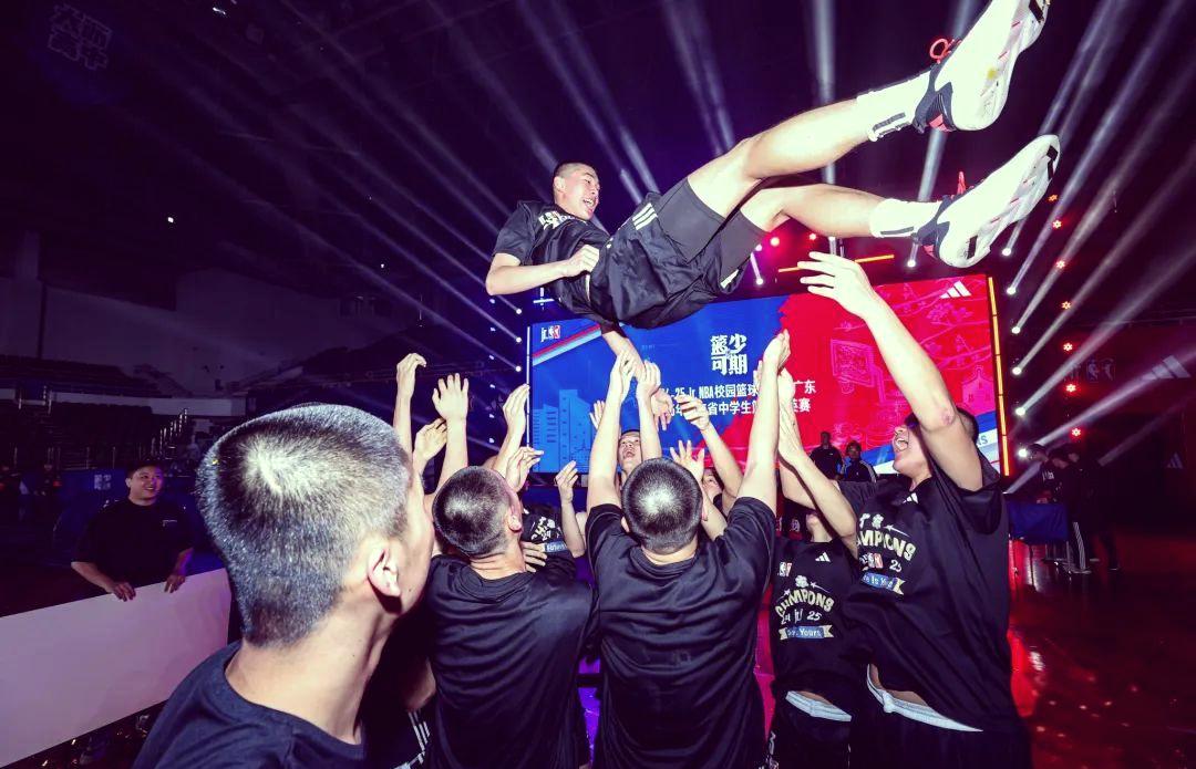 队员们兢兢业业，为胜利而拼搏