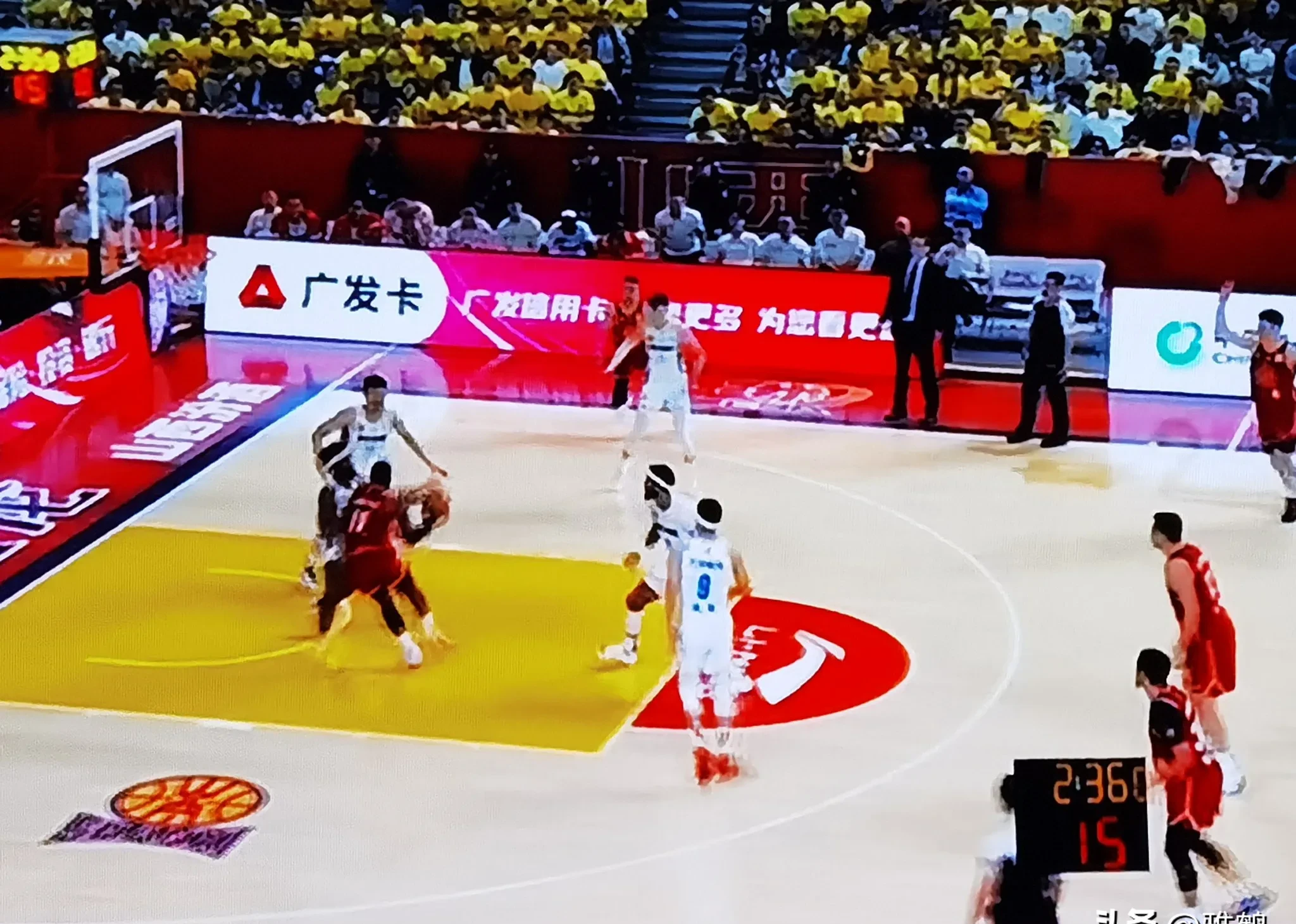 体育赛场上出现突发状况，引发广泛关注