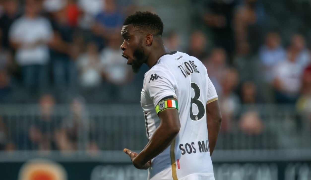 雷恩主场失利，防守不力遭遇挫折